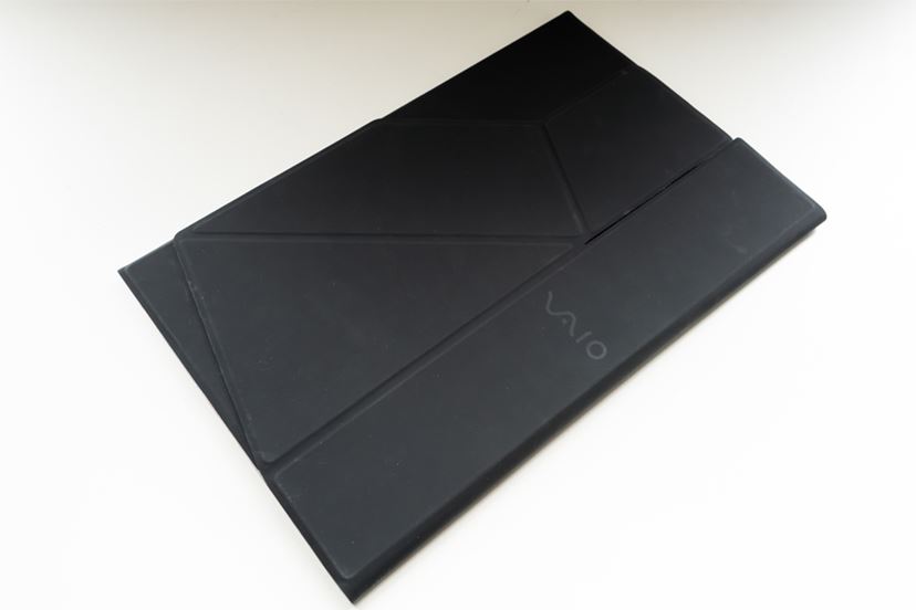 独自カバースタンドの”発明”がモバイルディスプレイとしての魅力