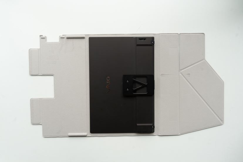 独自カバースタンドの”発明”がモバイルディスプレイとしての魅力