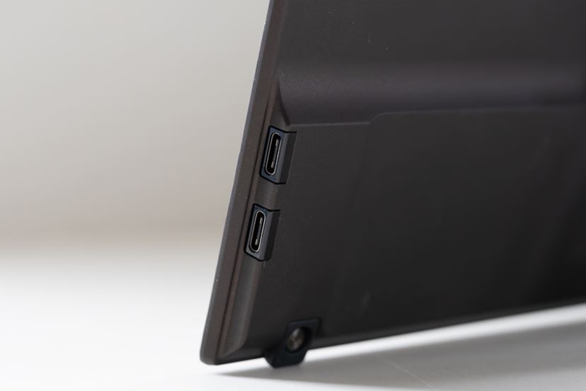 独自カバースタンドの”発明”がモバイルディスプレイとしての魅力