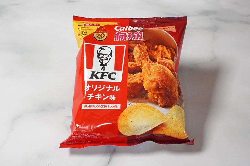 どれだけ忠実？ KFCフライドチキン味のポテチを“本家”と食べ比べ＆ナメ比べ！ - 価格.comマガジン