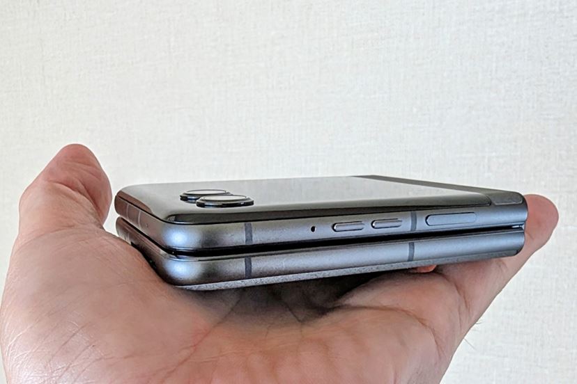 手のひらスマホ「motorola razr 50」はたたんだままでも快適だ 手のひらスマホ「motorola razr 50」はたたんだままでも快適だ