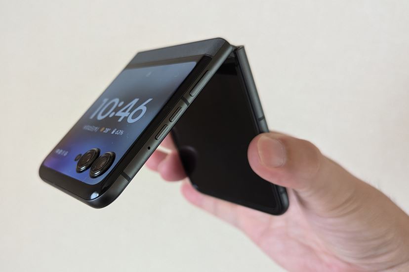 手のひらスマホ「motorola razr 50」はたたんだままでも快適だ 手のひらスマホ「motorola razr 50」はたたんだままでも快適だ