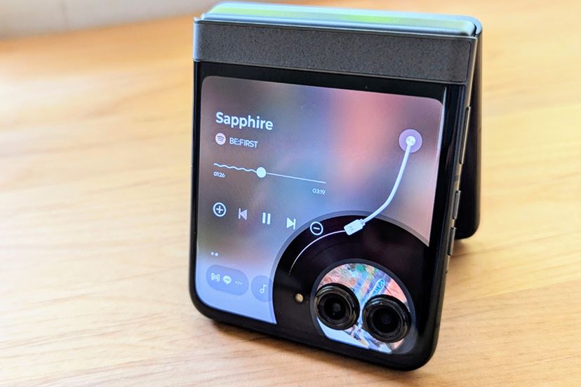 手のひらスマホ「motorola razr 50」はたたんだままでも快適だ