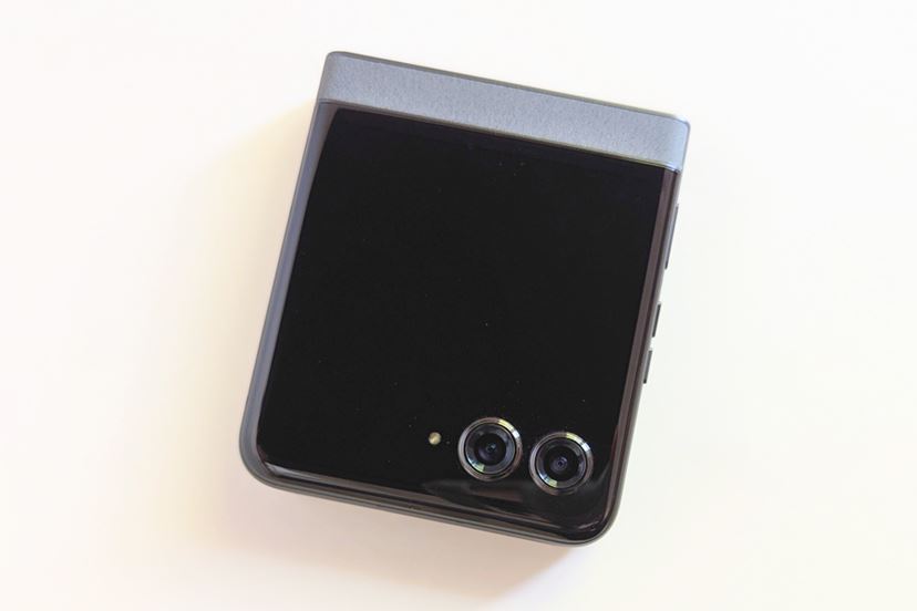 手のひらスマホ「motorola razr 50」はたたんだままでも快適だ 手のひらスマホ「motorola razr 50」はたたんだままでも快適だ
