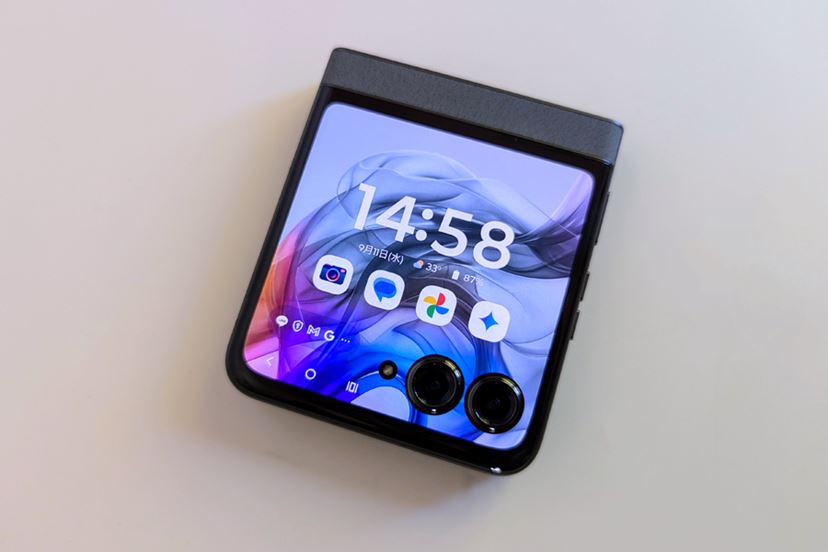 手のひらスマホ「motorola razr 50」はたたんだままでも快適だ