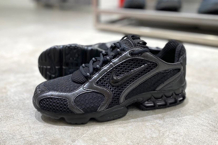 NIKE エアズーム　スピリドンゲージ2 ２５センチ 人気作が20年ぶりに降臨！ ナイキの漆黒スニーカーで秋コーデに