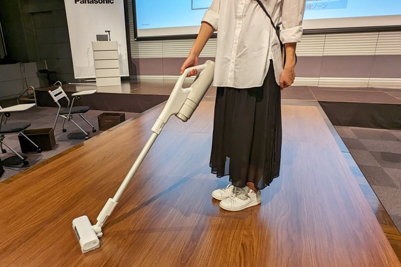 Amazon | パナソニック 床拭きロボット ロボット掃除機 水拭き ローラン Rollan ホワイト MC-RM10-W | パナソニック( Panasonic) | ロボット型クリーナー