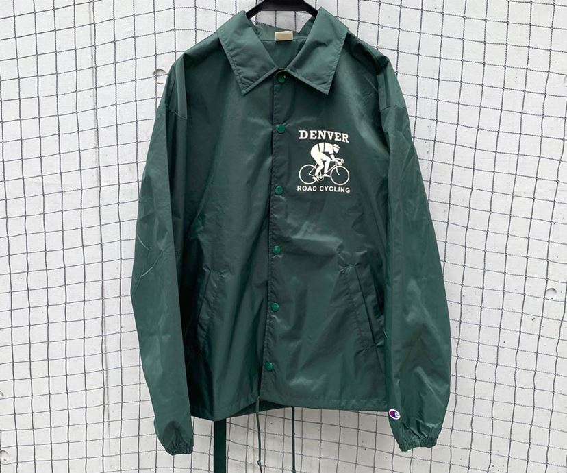 背中にリュックがドッキング!? チャンピオンのコーチジャケットは