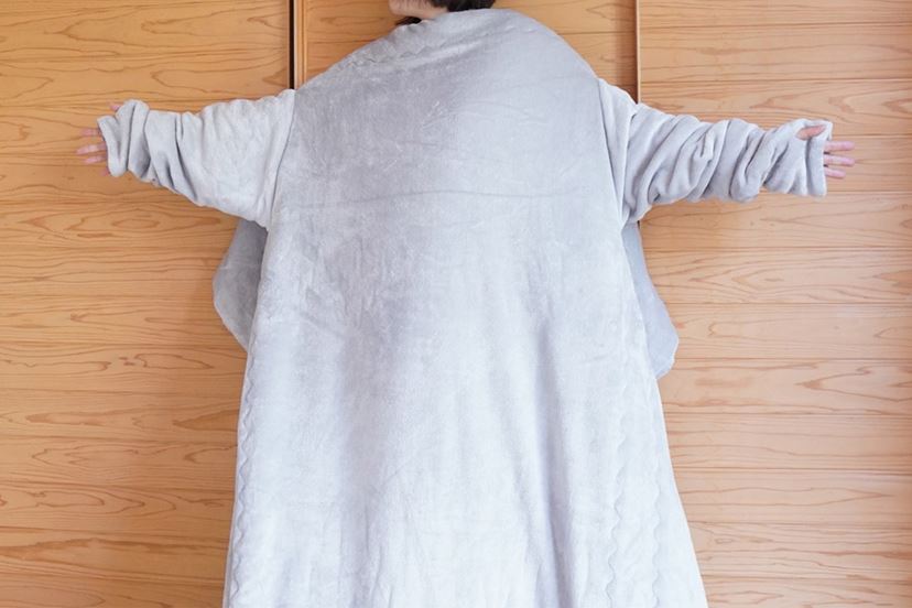 ニトリの「スマホ毛布」に“袖”が付いた！ もう春が来るまで出