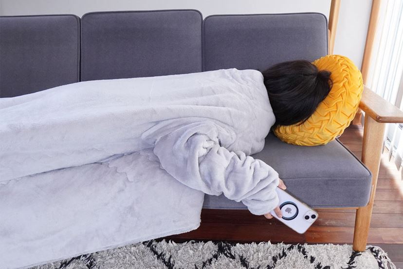 ニトリの「スマホ毛布」に“袖”が付いた！ もう春が来るまで出