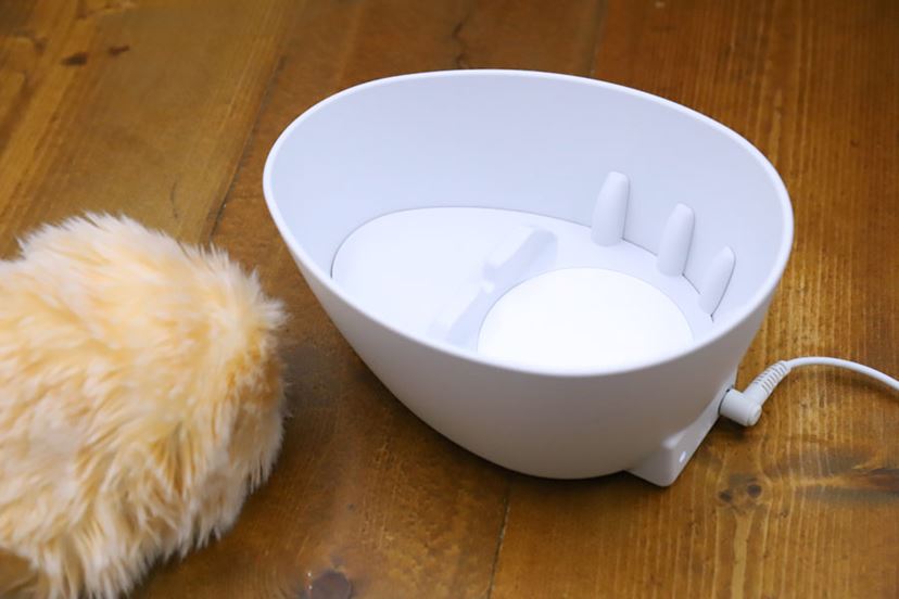 君はもう家族だよ…！ 愛猫家がAIペットロボット「モフリン」を