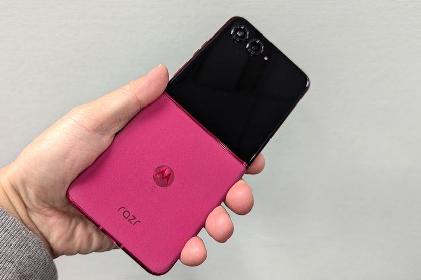 折りたたみスマホを満喫! 「motorola razr 50 ultra」に 折りたたみスマホを満喫! 「motorola razr 50 ultra」に