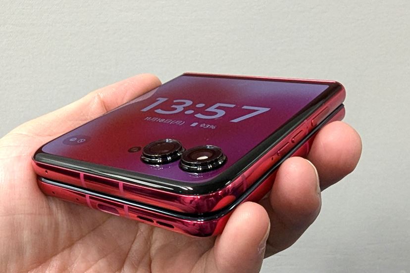 折りたたみスマホを満喫！ 「motorola razr 50 ultra」にワクワクが