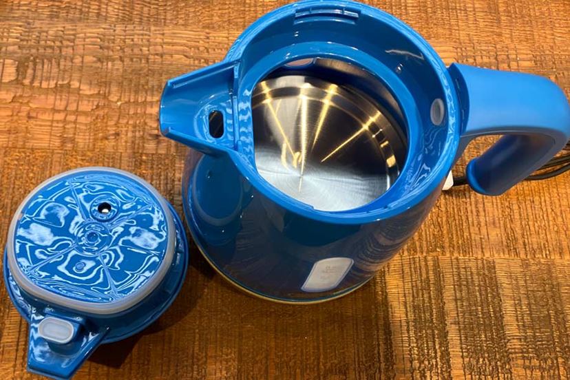 フレンチブルー toffy ケトル トフィー 給湯ロック付き電気ケトル K-HKT1 湯沸かし器 おしゃれ 0 8l 900W コンパクト かわいい 空焚き防止 一人暮らし 北欧 湯漏れ防止 2人暮らし 安全 倒れてもこぼれない 使いやすい 目盛り ロック付き ワンタッチオープン 自動電源オフ Toffy パンナホワイト