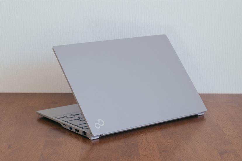 約848gの軽さなのにパワフルな性能! 「FMV LIFEBOOK UH90/J3 約848gの軽さなのにパワフルな性能! 「FMV LIFEBOOK UH90/J3
