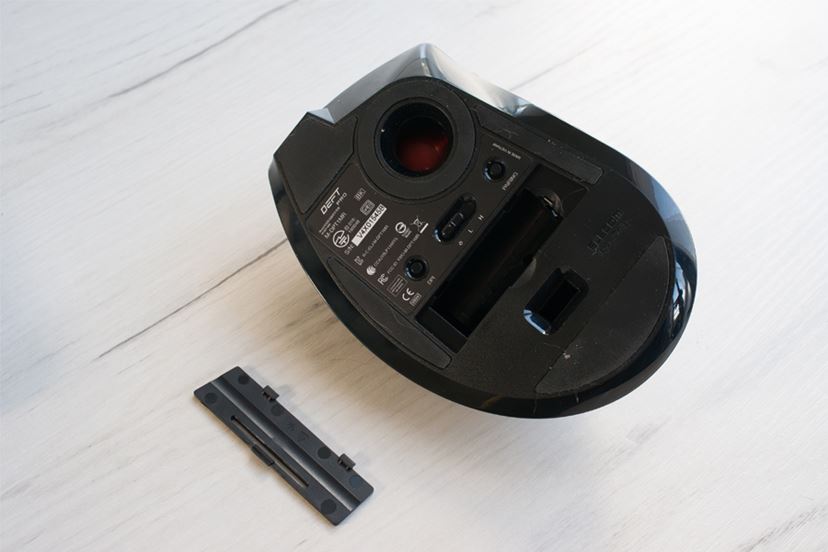 羽のように軽やかな操作！ 人さし指操作のトラックボール「DEFT PRO