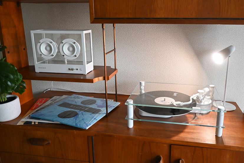 オシャレ“透明レコードプレーヤー”はどんな音がする？ “透明スピーカー