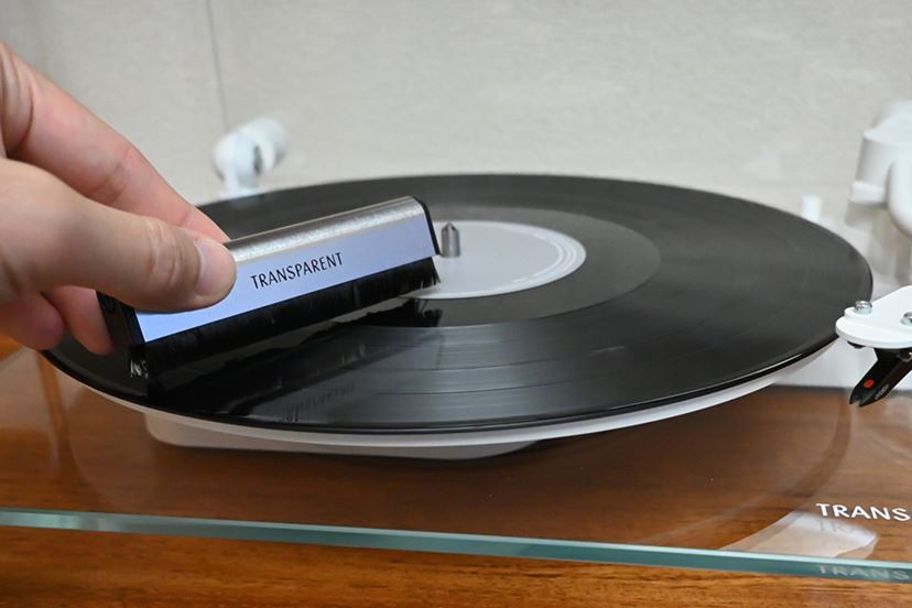 オシャレ“透明レコードプレーヤー”はどんな音がする？ “透明スピーカー