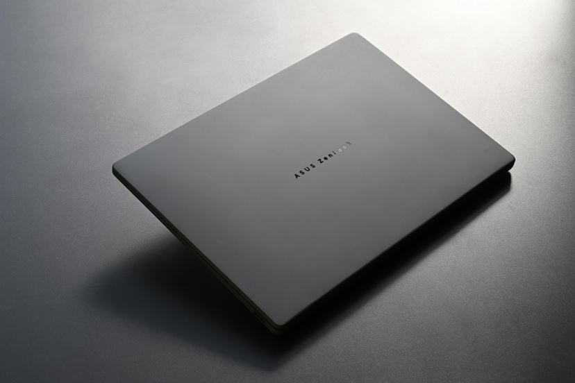 重量1kg切り! ASUSの超軽量Copilot+ PC「Zenbook SORA」フォト 重量1kg切り! ASUSの超軽量Copilot+ PC「Zenbook SORA」フォト