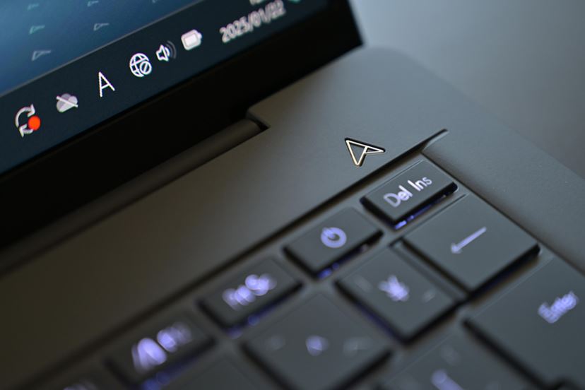 重量1kg切り！ ASUSの超軽量Copilot+ PC「Zenbook SORA」フォト