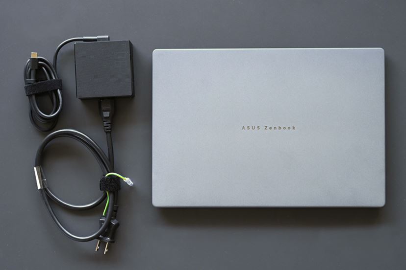 重量1kg切り！ ASUSの超軽量Copilot+ PC「Zenbook SORA」フォト