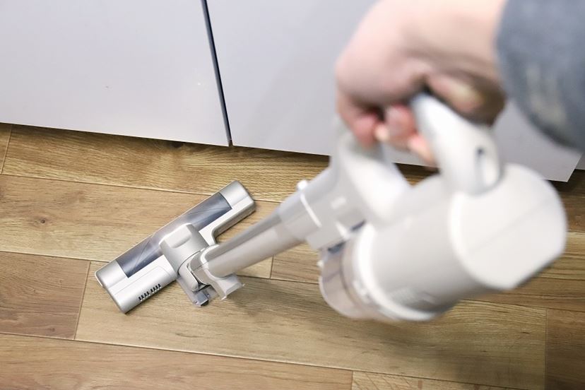 静電モップが便利すぎ！ アイリスオーヤマの「ゴミ回収ドック付き掃除