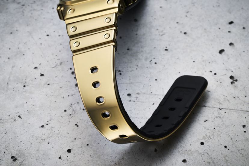 樹脂なのに金属みたい！ 新開発バンドのG-SHOCKをフルメタルと