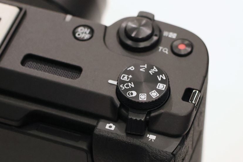 キヤノン「PowerShot V1」誕生！ 1.4型センサー搭載で動画も静止画も