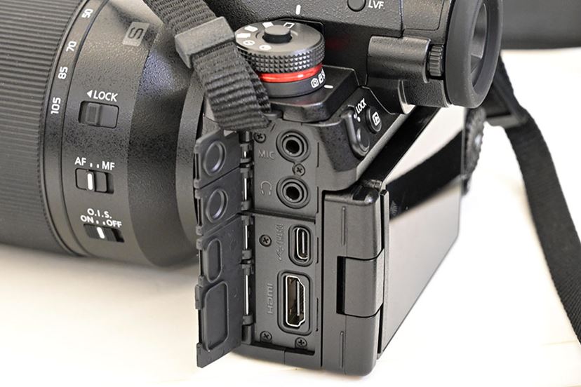 小型・軽量化した「LUMIX S1RII」登場! 8K動画対応の 小型・軽量化した「LUMIX S1RII」登場! 8K動画対応の