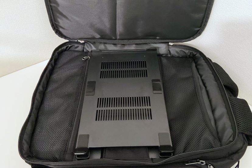 膝の上がデスクに早変わり！ “特許取得リュック”でスキマ時間を有効