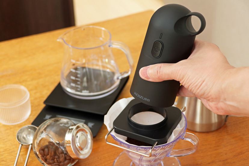 移し替え不要！ “挽いてそのままドリップ”できる充電式コーヒーミル