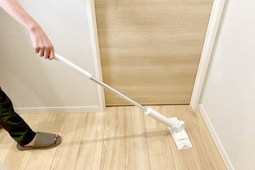 【美品】アイリスオーヤマ　電動フロアワイパー　ホワイト Amazon | 【振動回数毎分1000回】アイリスオーヤマ 電動モップ