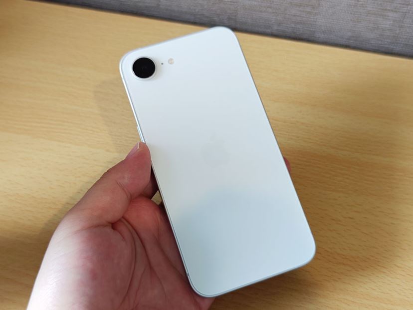 今買うなら「iPhone 16e」と「iPhone 16」のどっち？ 実機で感じる