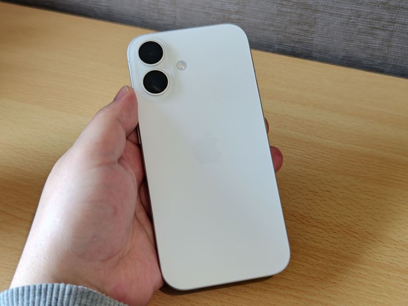 今買うなら「iPhone 16e」と「iPhone 16」のどっち？ 実機で感じる