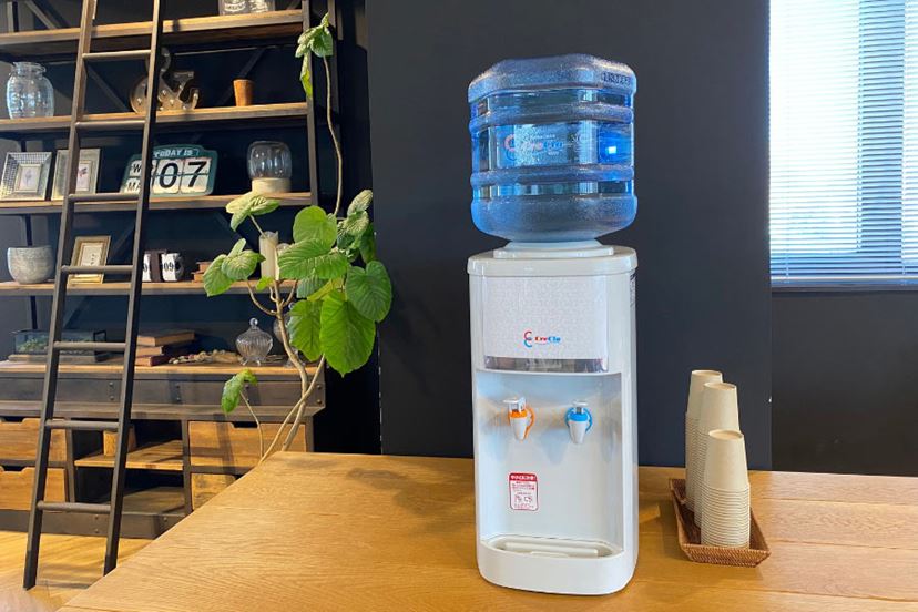 コンパクトな「卓上ウォーターサーバー」を徹底比較！ 浄水型・天然水