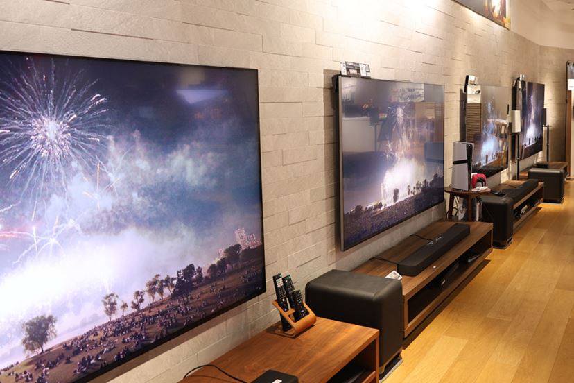 BRAVIA 液晶テレビ 大画面 ASCII.jp：ほぼ100インチの大画面ブラビア登場！ 実売110万円