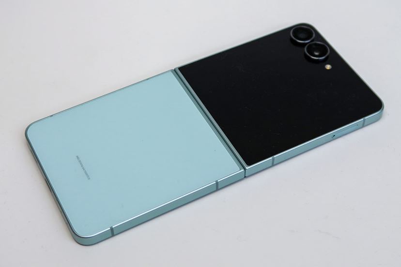 縦折りスマホの到達点？ 大画面に進化した「Galaxy Z Flip7」レビュー