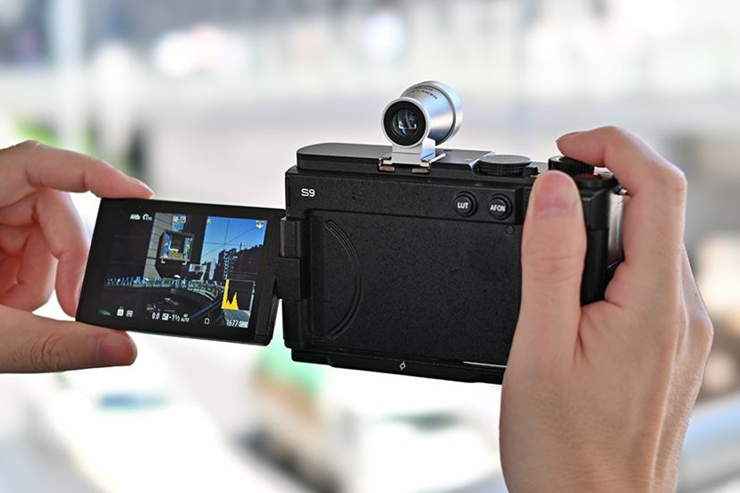 OLYMPUSとPanasonicのミラーレスカメラに対応！詳しくは下を見てね！ 実際の景色”を覗く没入感！ 「LUMIX S9」と外付けOVFで味わう極上の
