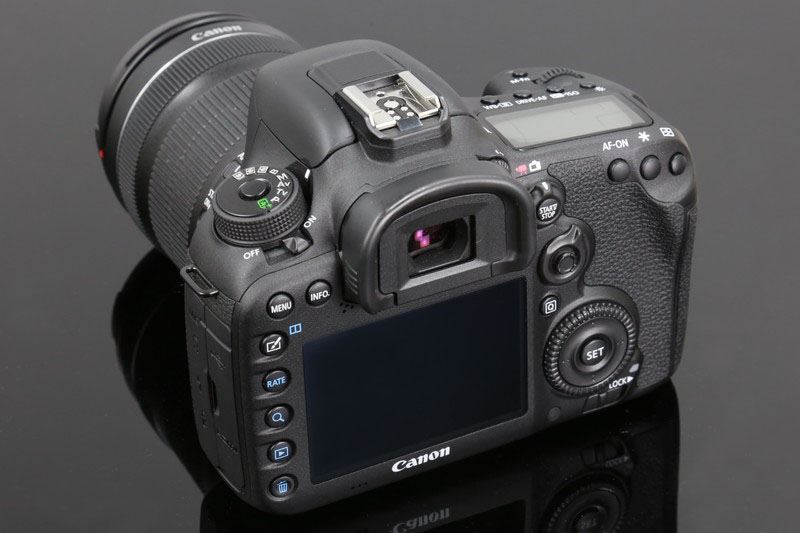 カメラ デジタルカメラ キヤノン「EOS 7D Mark II」 ― 話題のハイスペックAPS-C機に弱点はある 