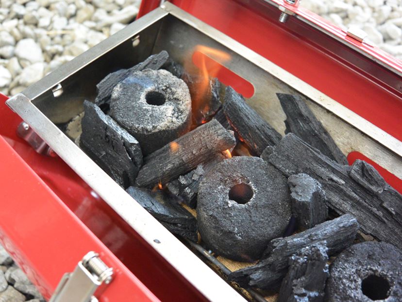 1人でジュウジュウ♪ 「オヒトリサマBBQグリル」で“ぼっちBBQ”やって