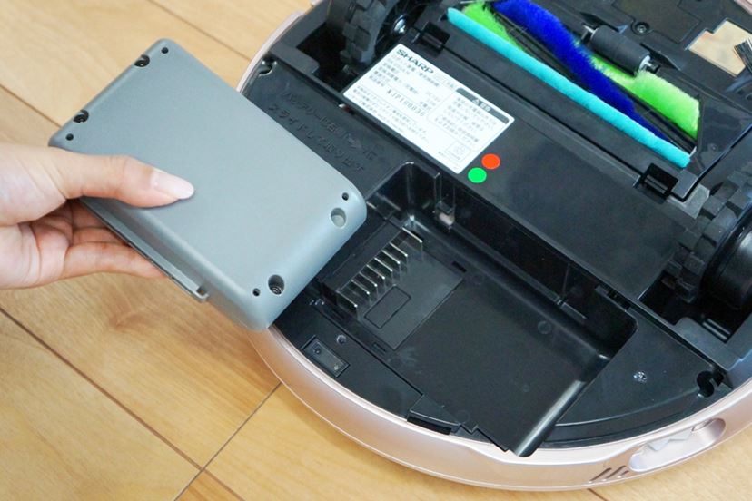 吹いて吸う!? 部屋の隅のゴミに強くなったロボット掃除機「COCOROBO