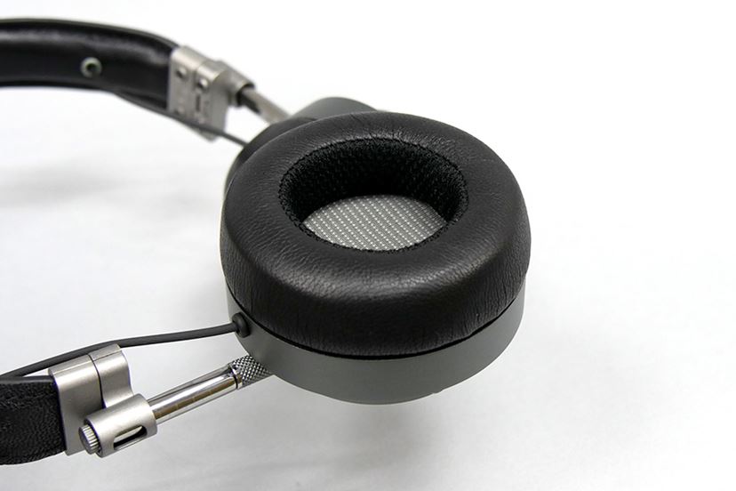 見た目だけじゃない! 天然皮革の高級ヘッドホン「MH40/MH30」は 見た目だけじゃない! 天然皮革の高級ヘッドホン「MH40/MH30」は