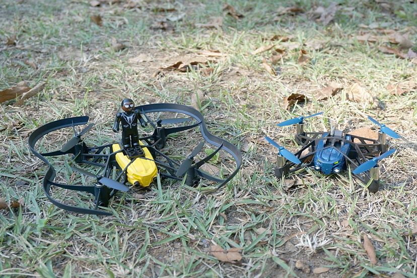 外でも飛ばせる小さいドローン「Airborne Night / Cargo」で遊んでみた