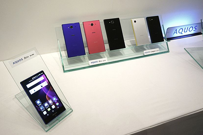 シャープ秋冬スマホ発表会！ 「AQUOS」シリーズ勢揃い&ロボット電話