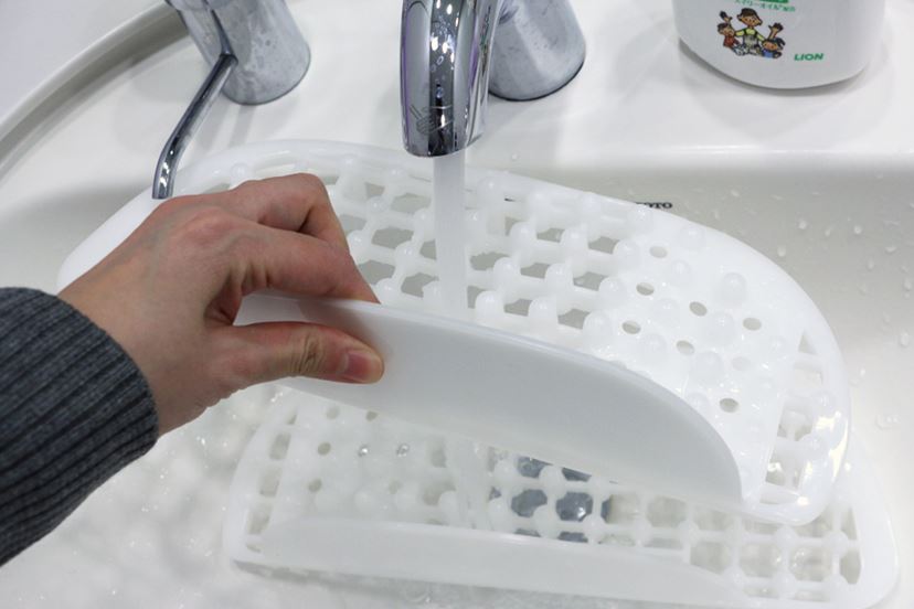 コップ半分の水で“足湯”ができる「スチームフットスパ」を体験