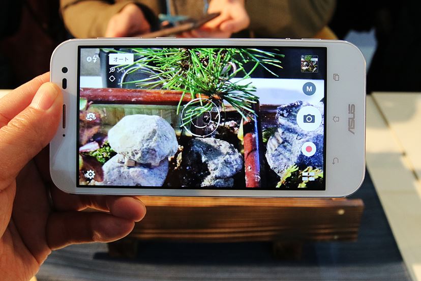 スマホもついに光学ズームの時代に？ ASUSから光学3倍ズームのSIM
