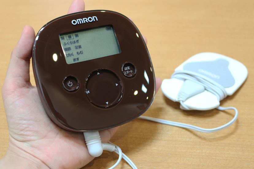 充電式でどこでも使えるオムロンの低周波治療器が便利！ - 価格.comマガジン