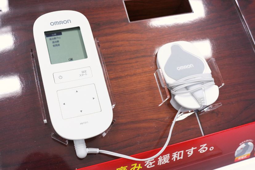 充電式でどこでも使えるオムロンの低周波治療器が便利！ - 価格.comマガジン