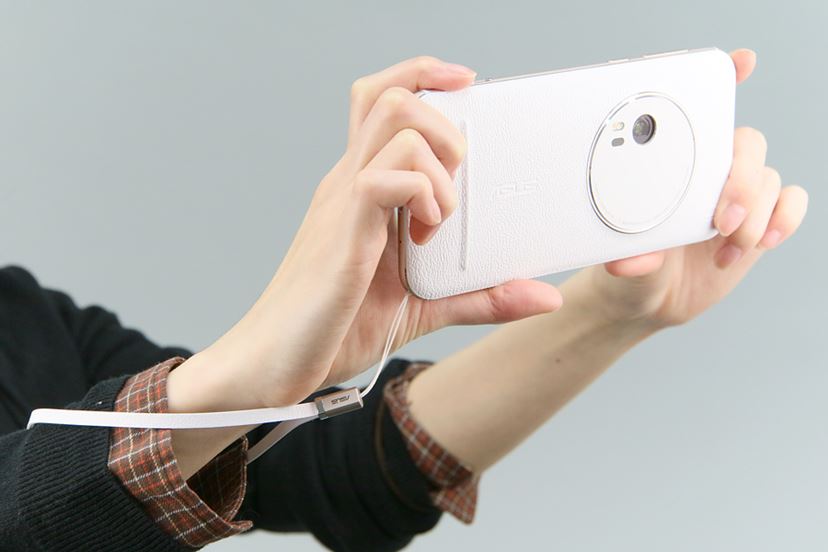 ZenFone Zoom 32GB 光学ズーム SIMフリースマホ ケース付き カメラスマホの決定版!? 光学3倍ズームのSIMフリースマホ