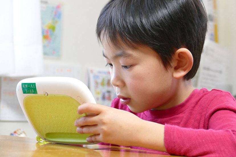 自習癖が付きそう！ 未就学児の手にフィットする知育タブレット